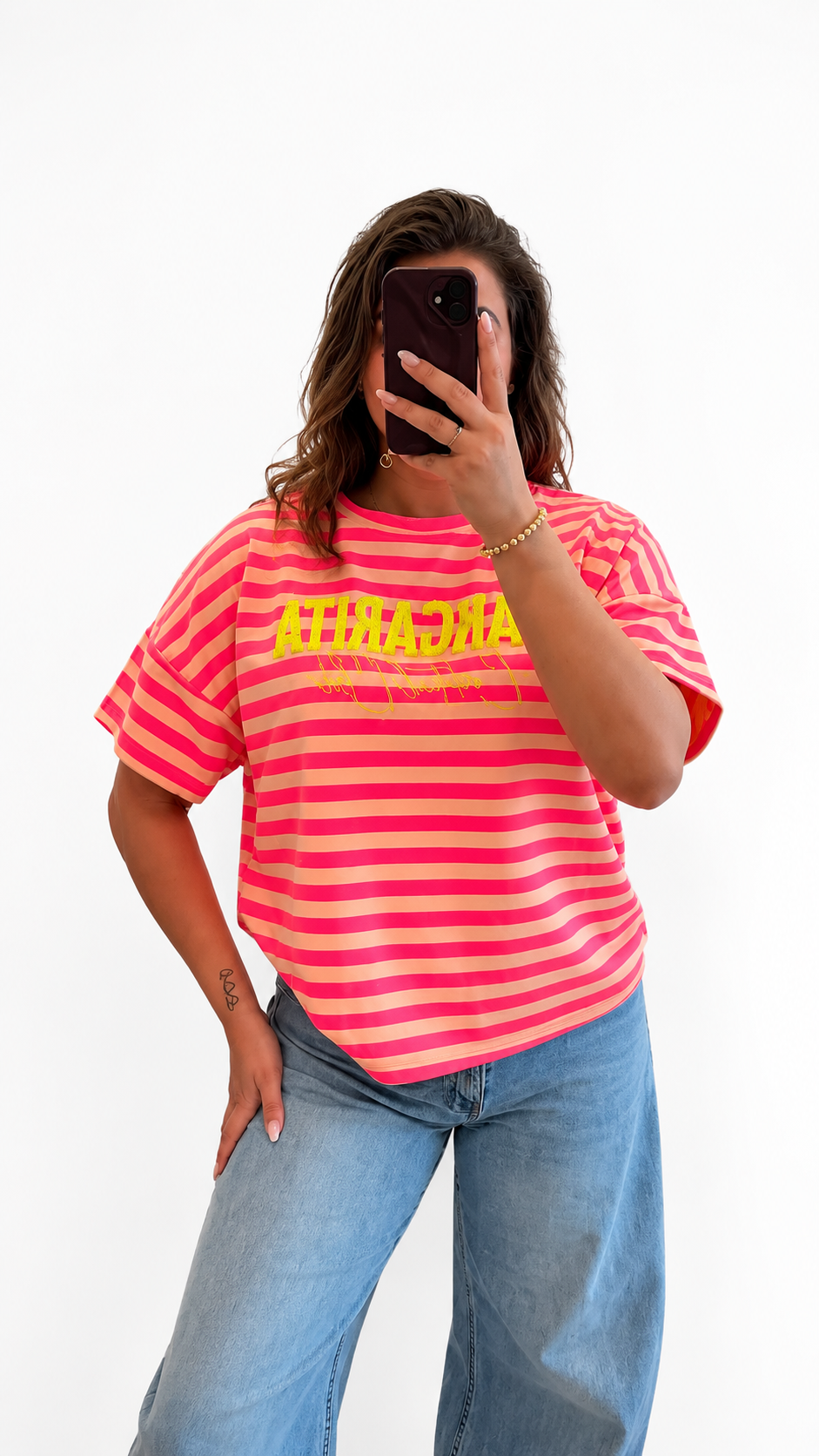 Gestreept shirt met gele tekst