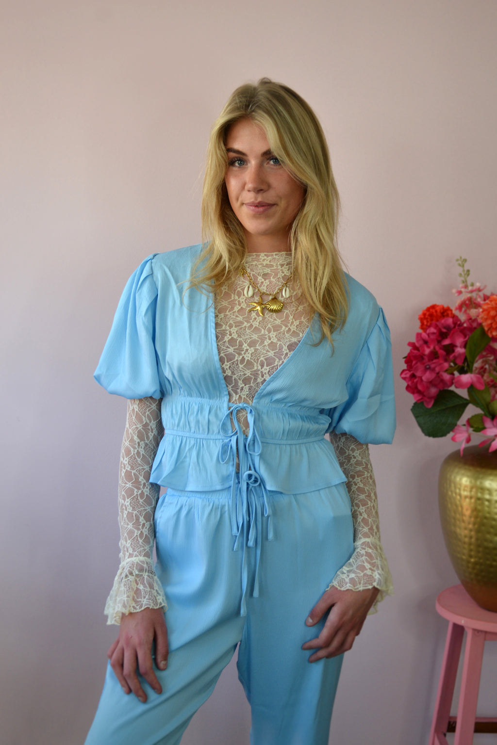 Satijnen top met strik sluiting