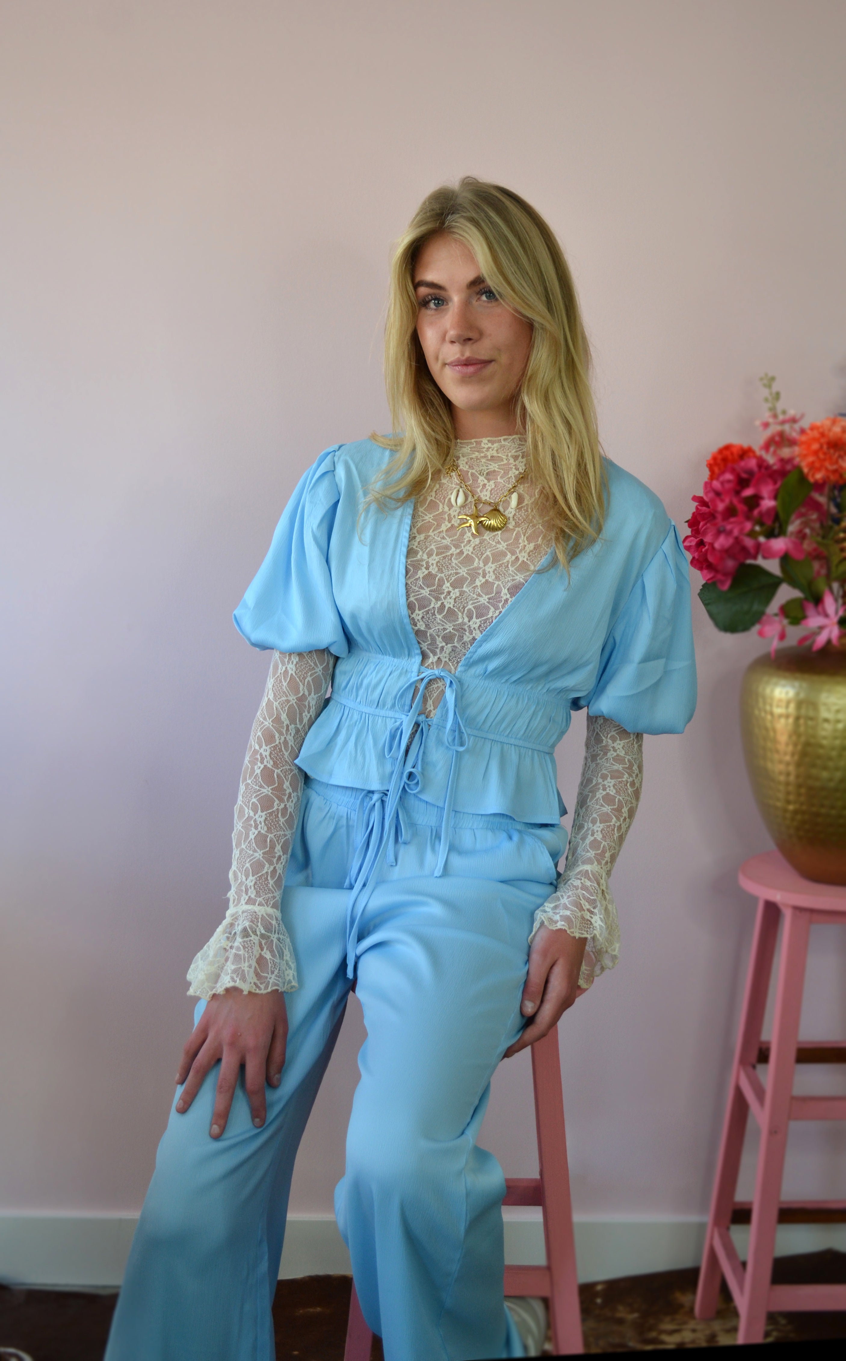 Satijnen top met strik sluiting